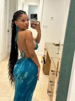 Halle Bailey OnlyFans Leak Picture - Thumbnail qQYOEGm8i0