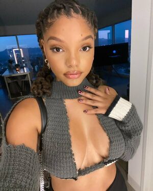 Halle Bailey OnlyFans Leak Picture - Thumbnail twDa8LtKvl