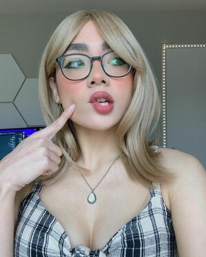 Honeebelle OnlyFans Leak Picture - Thumbnail uCeTgVxW5X