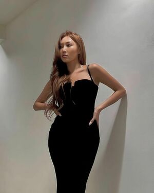 Hwasa OnlyFans Leak Picture - Thumbnail Q09UCwSm1E