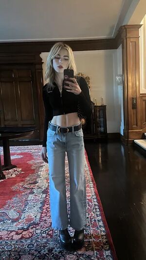 Kiernan Shipka OnlyFans Leak Picture - Thumbnail 0amUy93eFq