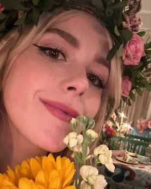 Kiernan Shipka OnlyFans Leak Picture - Thumbnail XZDarsxzaa