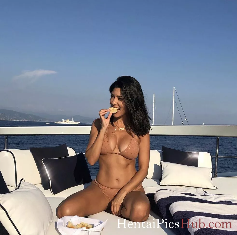 Kourtney Kardashian Nude OnlyFans Leak Photo 0nEQ8ktZY9