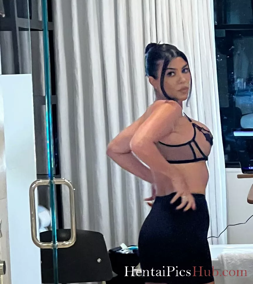 Kourtney Kardashian Nude OnlyFans Leak Photo 7McMNTJCC8