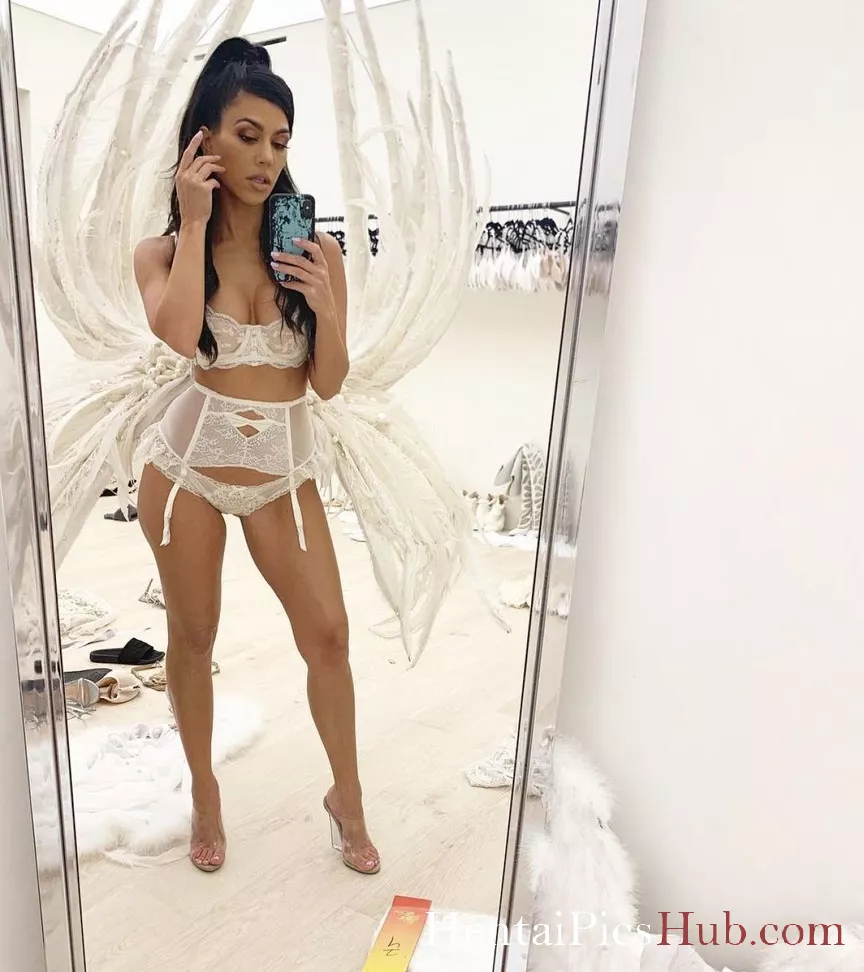 Kourtney Kardashian Nude OnlyFans Leak Photo AUchovfSHP