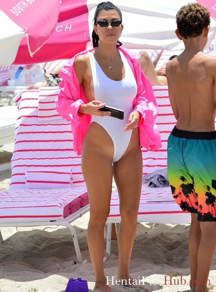 Kourtney Kardashian Nude OnlyFans Leak Photo q3G6XQ7r87