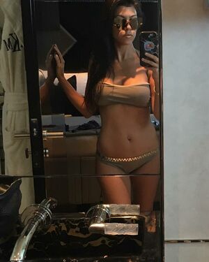 Kourtney Kardashian OnlyFans Leak Picture - Thumbnail 6R2Ez5mF0v