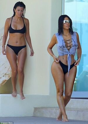 Kourtney Kardashian OnlyFans Leak Picture - Thumbnail CScBYodL1j