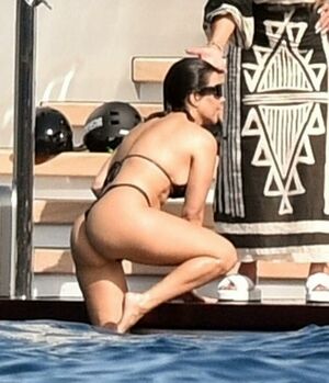 Kourtney Kardashian OnlyFans Leak Picture - Thumbnail DVCWvoDomg