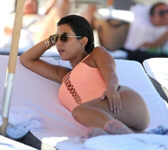 Kourtney Kardashian OnlyFans Leak Picture - Thumbnail DvMeS0YXpC