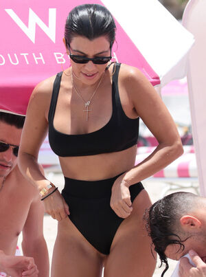 Kourtney Kardashian OnlyFans Leak Picture - Thumbnail Hfj5AJ9gwv