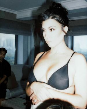 Kourtney Kardashian OnlyFans Leak Picture - Thumbnail IGr0SgrAww