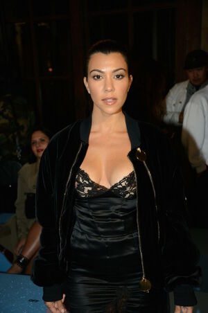 Kourtney Kardashian OnlyFans Leak Picture - Thumbnail Q2gr3o356x