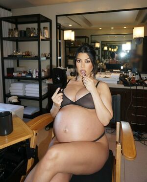 Kourtney Kardashian OnlyFans Leak Picture - Thumbnail VBPxYVTZQO