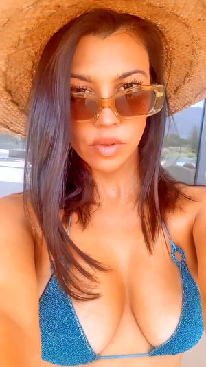 Kourtney Kardashian OnlyFans Leak Picture - Thumbnail g2KSdltvi7