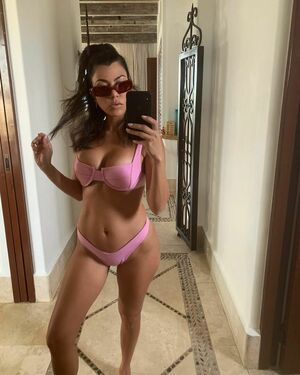 Kourtney Kardashian OnlyFans Leak Picture - Thumbnail hFQcOqNlk1