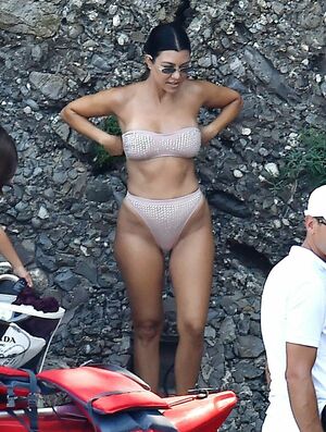 Kourtney Kardashian OnlyFans Leak Picture - Thumbnail lgDNVakIjW