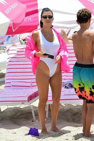 Kourtney Kardashian OnlyFans Leak Picture - Thumbnail q3G6XQ7r87