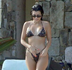 Kourtney Kardashian OnlyFans Leak Picture - Thumbnail rUqdBphjZT