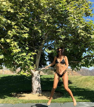 Kourtney Kardashian OnlyFans Leak Picture - Thumbnail vgkA2Tq2XX