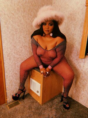 Lizzo OnlyFans Leak Picture - Thumbnail HJ3UAk5Xks