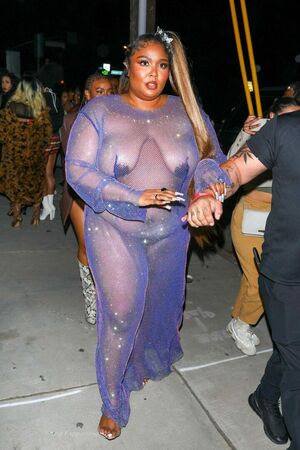 Lizzo OnlyFans Leak Picture - Thumbnail HnT0ssuE65