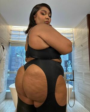 Lizzo OnlyFans Leak Picture - Thumbnail fbmNESno2f