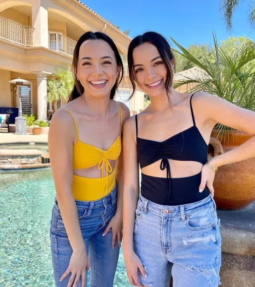 Merrell Twins OnlyFans Leak Picture - Thumbnail 7rJkVR8A2Q