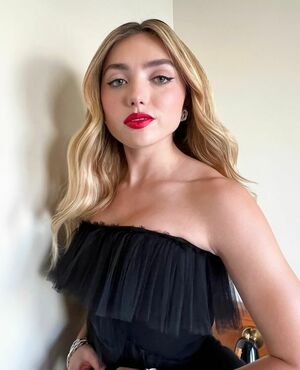 Peyton List OnlyFans Leak Picture - Thumbnail dJ8y2FgHbD