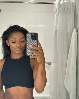 Simone Biles OnlyFans Leak Picture - Thumbnail mBd95qSZyF