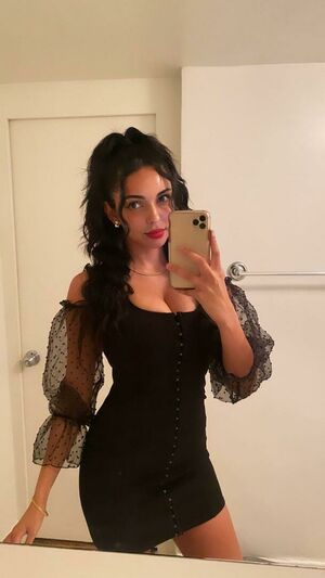 Tara Yazdi OnlyFans Leak Picture - Thumbnail D6H0pVy2hM